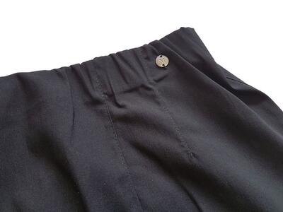 Klassisk sort nederdel med en lille slids  - Modest