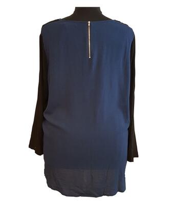 Sort bluse med kontrast blå ryg - OneMore